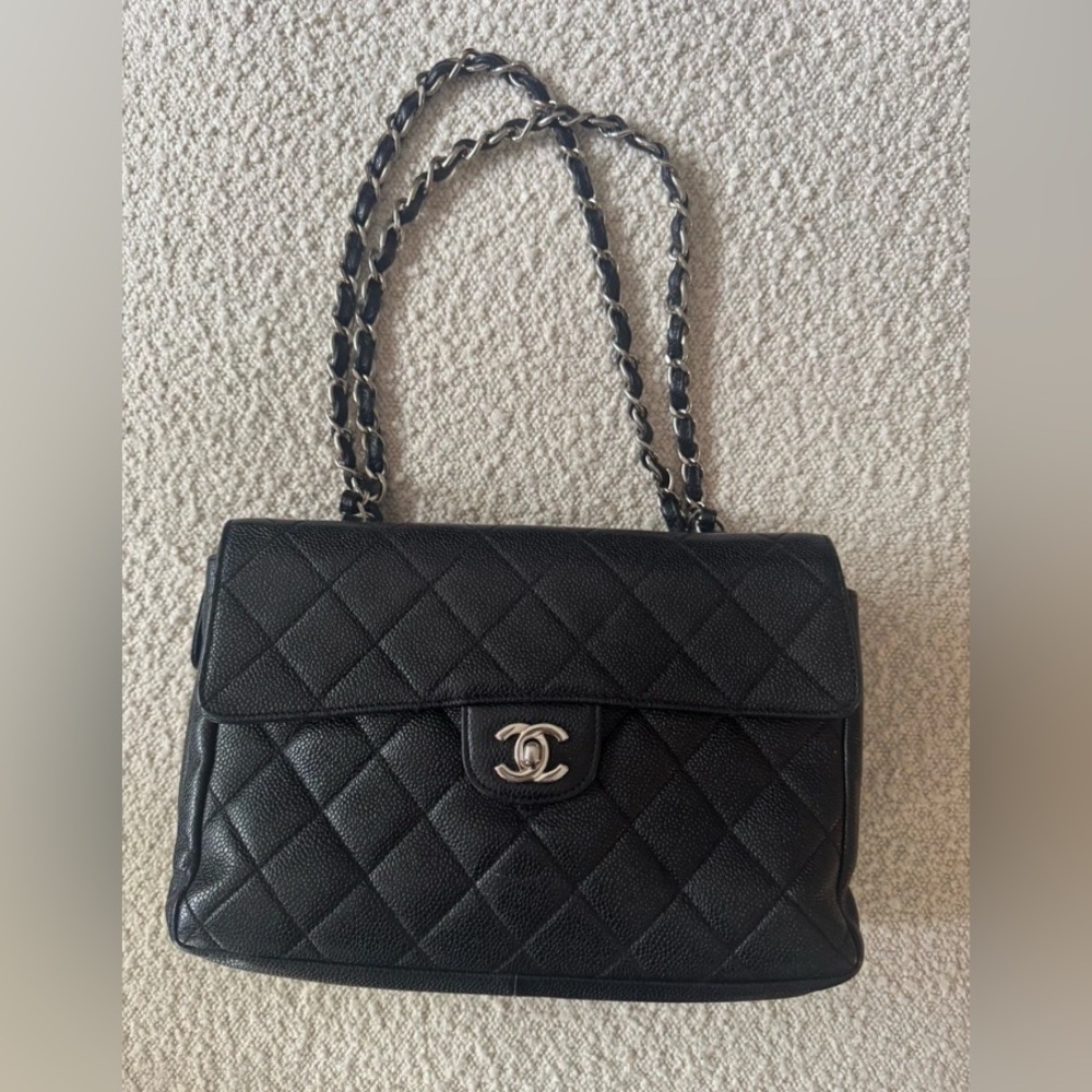 CHANEL VINTAGE Black caviar leather Quilted Shoulder Bag with Silver Accents
